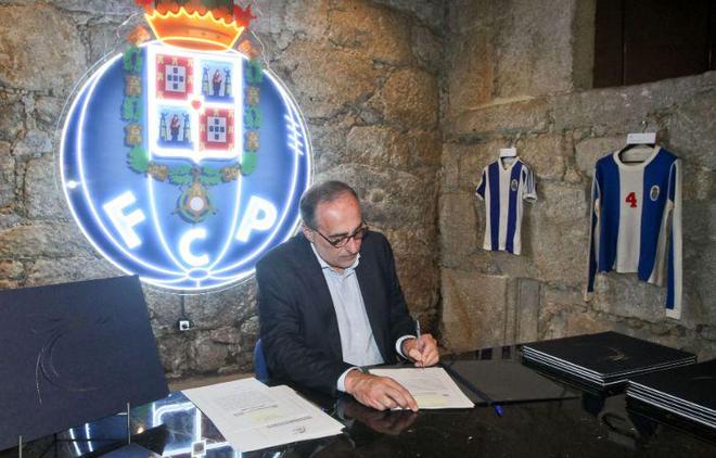 更是奠定他 更是奠定他